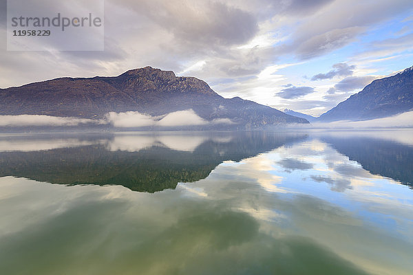 Berge spiegeln sich im Mezzola-See in der Morgendämmerung  Verceia  Chiavenna-Tal  Lombardei  Italien  Europa