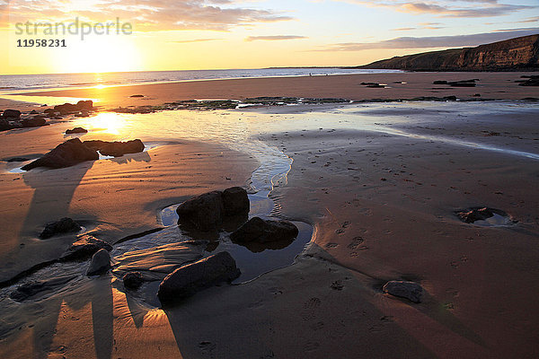 Ein Strand bei Ebbe in der Nähe von Ogmore  Vale of Glamorgan  Südwales  Vereinigtes Königreich  Europa