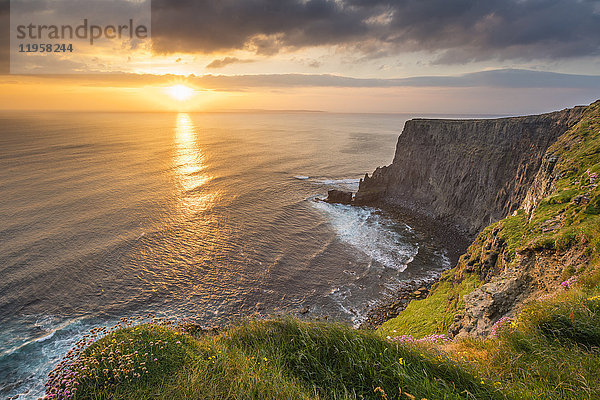 Cliffs of Moher bei Sonnenuntergang  Liscannor  Grafschaft Clare  Provinz Munster  Republik Irland  Europa