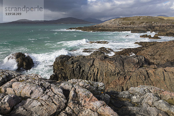 Felsige Küste an der Westküste der Isle of Harris  Äußere Hebriden  Schottland  Vereinigtes Königreich  Europa