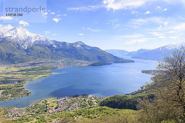 Blick über den Comer See und Dörfer  eingerahmt von schneebedeckten Gipfeln  Montemezzo  Alpe Zocca  Lombardei  Italienische Seen  Italien  Europa