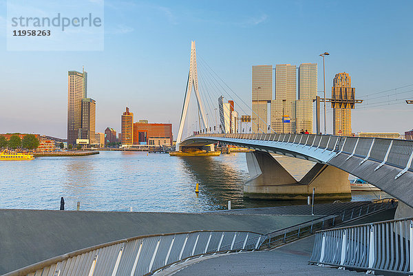 Erasmusbrug (Erasmusbrücke) und Wilhelminakade 137  De Rotterdam  Das Rotterdam-Gebäude  Rotterdam  Südholland  Niederlande  Europa
