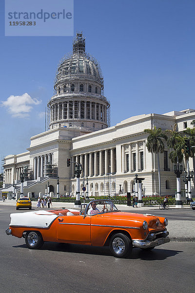 Oldsmobile von 1954 vor dem Capitol-Gebäude  Centro Habana  Havanna  Kuba  Westindien  Mittelamerika