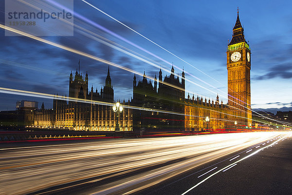 Big Ben und The Houses of Parliament bei Nacht mit Verkehrsspuren auf der Westminster Bridge  London  England  Vereinigtes Königreich  Europa