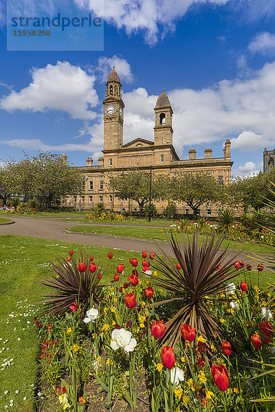 Rathaus von Paisley und Gärten am Dunn Square  Paisley  Renfrewshire  Schottland  Vereinigtes Königreich  Europa