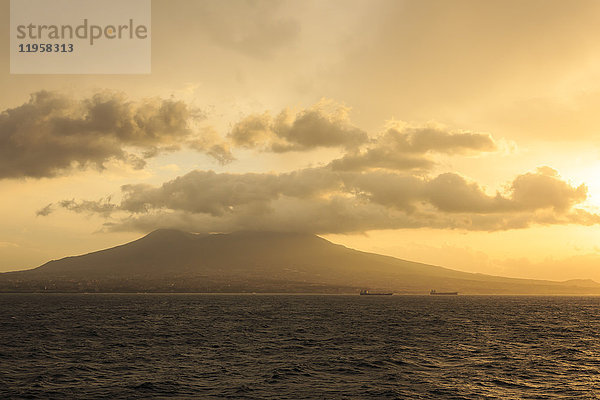 Vesuv bei Sonnenaufgang  Bucht von Neapel  Neapel  Kampanien  Italien  Europa