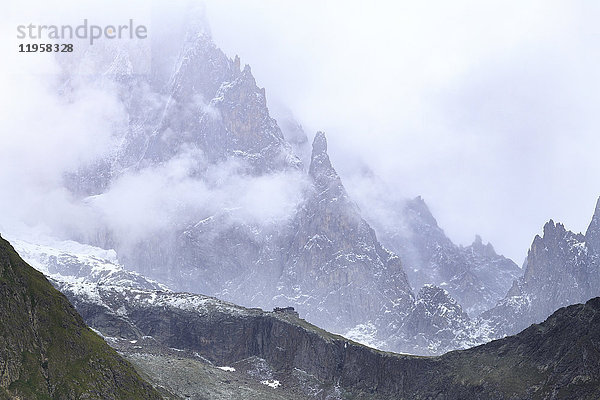 Sommerschneesturm auf der Monzino-Hütte und der Aiguille Noire de Peuterey  Monzino-Hütte  Veny-Tal  Courmayeur  Aostatal  Italien  Europa