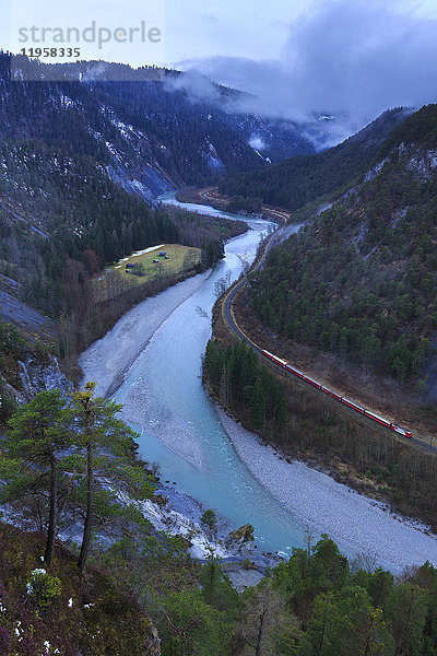 Durchfahrt des Roten Zuges in der Schlucht  Rheinschlucht (Ruinaulta)  Flims  Imboden  Graubünden  Schweiz  Europa