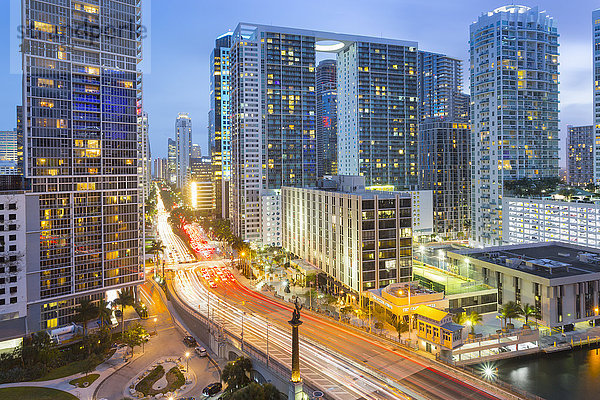 Blick von der Rooftop-Bar auf den Verkehr in der Birckell Avenue in der Abenddämmerung  Miami  Florida  Vereinigte Staaten von Amerika  Nordamerika