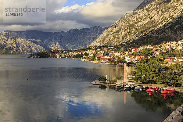 Nachmittagsreflexionen  atemberaubend schöne Bucht von Kotor (Boka Kotorska)  Kotor  UNESCO-Weltkulturerbe  Montenegro  Europa