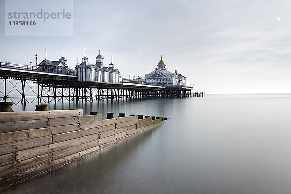 Langzeitbelichtungsbild von Eastbourne Pier  Eastbourne  East Sussex  England  Vereinigtes Königreich  Europa