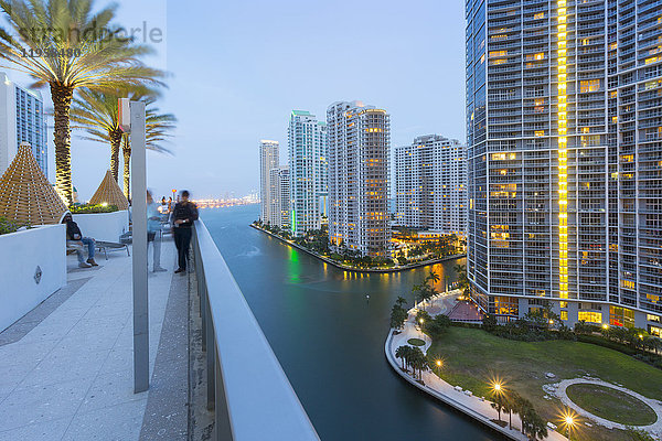 Rooftop-Bar mit Blick auf den Miami River in der Abenddämmerung  Miami  Florida  Vereinigte Staaten von Amerika  Nordamerika