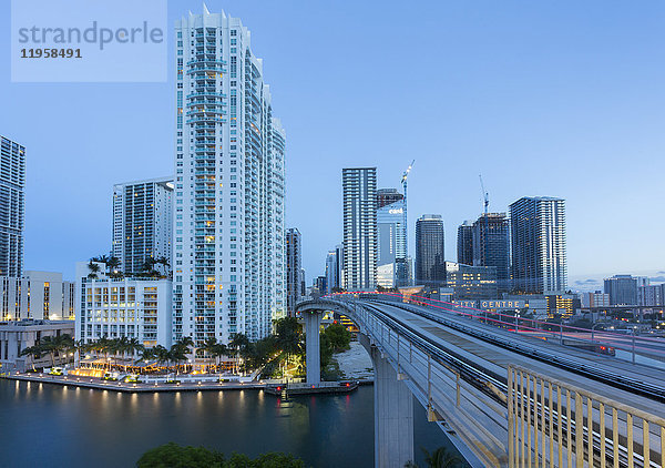Blick auf Downtown Miami von der Metrorail Station  Miami  Florida  Vereinigte Staaten von Amerika  Nordamerika