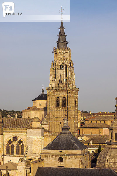 Spanien  Kastilien-La Mancha  Toledo  Beleuchteter Turm der Kathedrale von Toledo