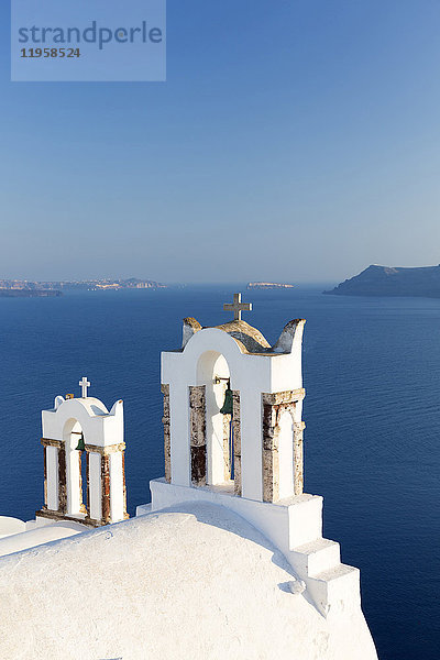 Weiße Glockentürme mit Blick auf die Caldera  Oia  Santorin  Kykladen  Griechische Inseln  Griechenland  Europa