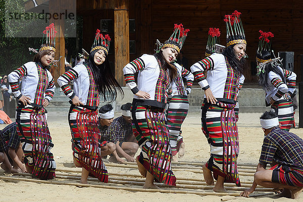 Rituelle Stammestänze auf dem Hornbill Festival  Kohima  Nagaland  Indien  Asien