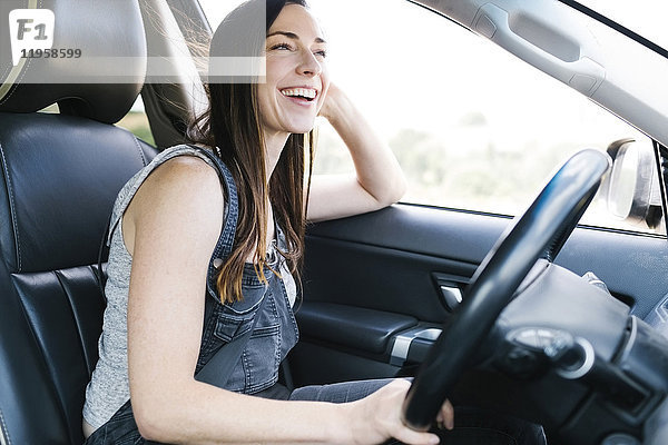 Lächelnde Frau am Steuer eines Autos