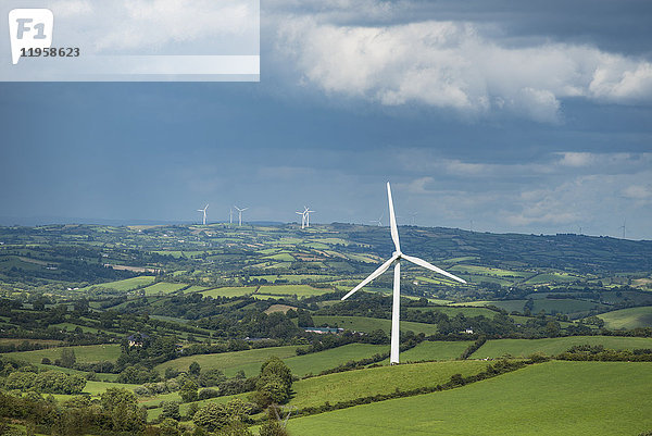 Irland  Grafschaft Cavan  Landschaft mit Windkraftanlagen