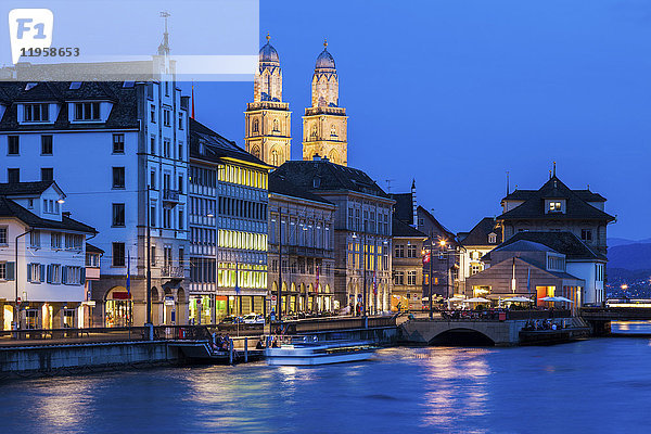 Schweiz  Zürich  Grossmünsterkirche und Limmat  Stadtszene an der Promenade bei Nacht