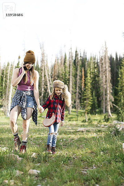 Mutter mit Sohn (6-7) beim Wandern im Wald