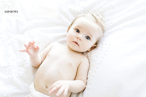 Porträt eines kleinen Mädchens (6-11 Monate) direkt darüber