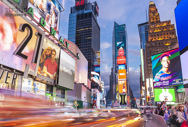 Helle Werbetafeln  belebte Ampelwege  Times Square  Broadway  Theaterviertel  Manhattan  New York  Vereinigte Staaten von Amerika  Nordamerika