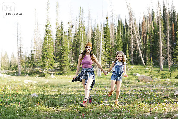 Mutter mit Tochter (8-9) beim Wandern im Wald