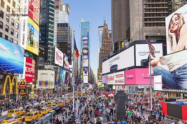 Menschenmengen mit regem Verkehr  gelbe Taxis  Times Square und Broadway  Theaterviertel  Manhattan  New York City  Vereinigte Staaten von Amerika  Nordamerika