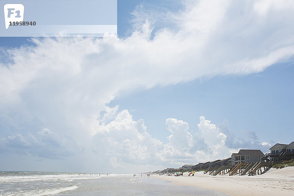 USA  North Carolina  Topsail Island  Wolken über dem Meer und Sandstrand