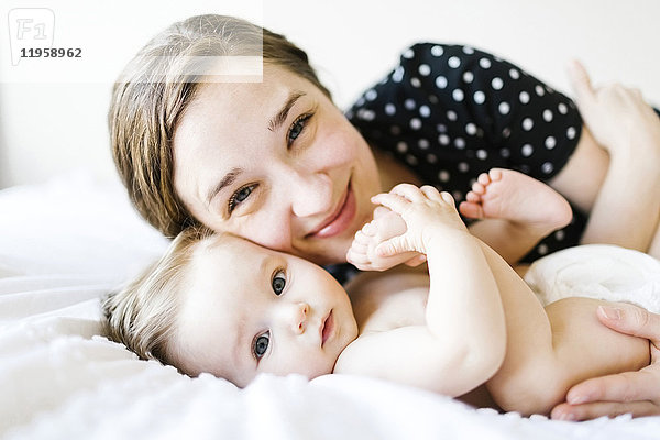 Porträt eines kleinen Mädchens (6-11 Monate) mit Mutter