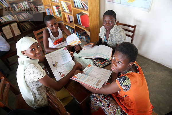 Bibliothek in einer afrikanischen Schule  deren Kinder von der französischen NRO La Chaine de l'Espoir unterstützt werden  Lome  Togo  Westafrika  Afrika