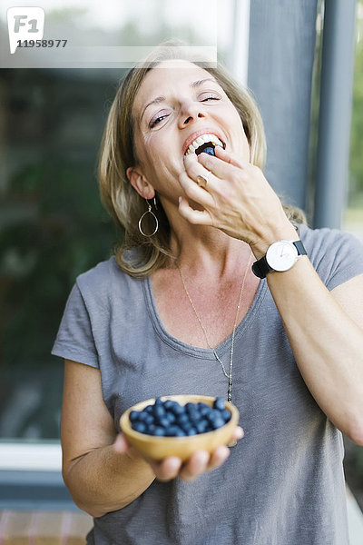 Frau isst Blaubeeren