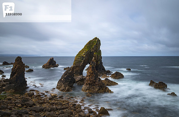 Irland  Grafschaft Donegal  Crophy Head Felsformationen im Meer
