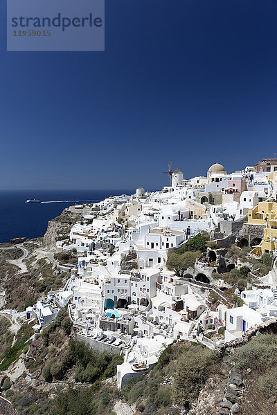 Klassische Ansicht des Dorfes Oia mit seiner Windmühle und den weiß getünchten Häusern  Oia  Santorin  Kykladen  Griechische Inseln  Griechenland  Europa