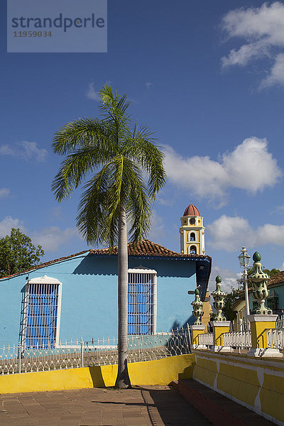 Plaza Mayor  Iglesia y Convento de San Francisco im Hintergrund  Trinidad  UNESCO-Weltkulturerbe  Sancti Spiritus  Kuba  Westindien  Mittelamerika