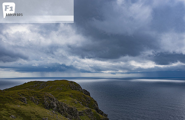Irland  Grafschaft Donegal  Donegal Bay vom Wild Atlantic Way aus gesehen