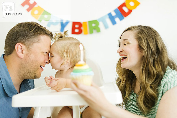 Mutter und Vater feiern den ersten Geburtstag ihrer Tochter (12-17 Monate)