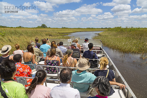 Touristen an Bord eines Luftkissenboots im Everglades Safari Park  Miami  Florida  Vereinigte Staaten von Amerika  Nordamerika