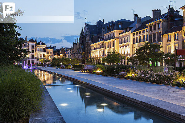 Frankreich  Grand Est  Troyes  Promenade entlang des Kanals mit beleuchteten Gebäuden im Hintergrund