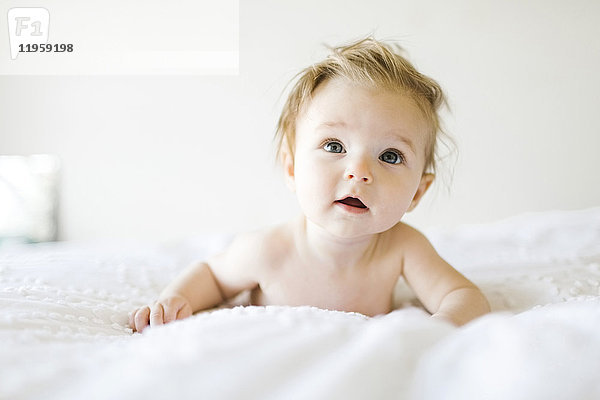 Porträt eines kleinen Mädchens (6-11 Monate) mit offenem Mund und zerzaustem Haar