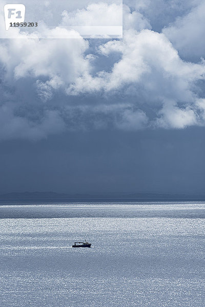 Irland  Grafschaft Donegal  Fischerboot in der Donegal Bay vom Wild Atlantic Way aus gesehen