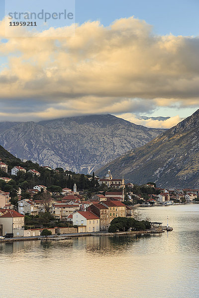 Stadt an den Ufern der atemberaubend schönen Bucht von Kotor (Boka Kotorska) bei Sonnenuntergang  UNESCO-Weltkulturerbe  Montenegro  Europa