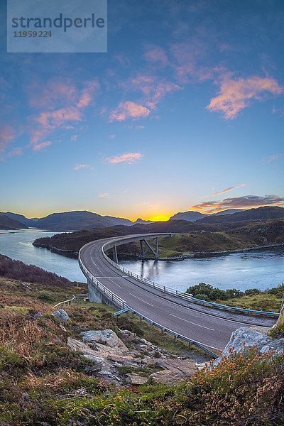 Loch a' Chairn Bhain  Kylesku  Kylesku Bridge  ein Wahrzeichen an der North Coast 500 Tourist Route  Sutherland  Highlands  Schottland  Vereinigtes Königreich  Europa
