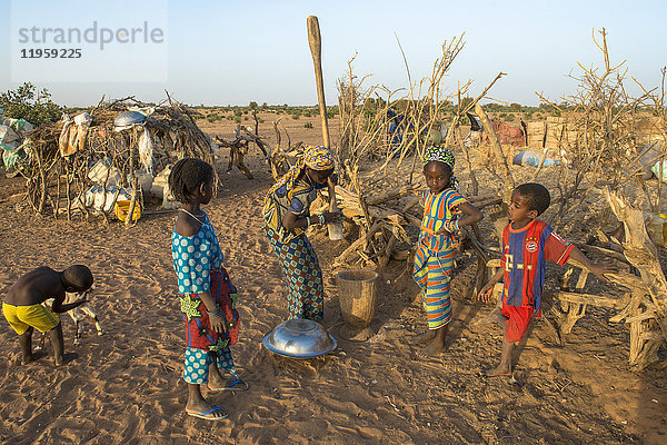 Afrikanische Dorfkinder  Tetiane Bade  Senegal  Westafrika  Afrika