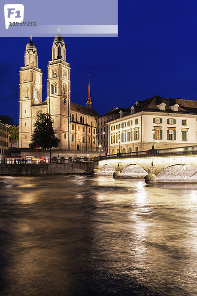 Schweiz  Zürich  Grossmünsterkirche und Limmat bei Nacht