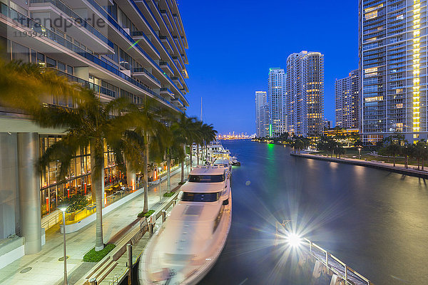 Wolkenkratzer und Miami River in der Abenddämmerung in Downtown Miami  Miami  Florida  Vereinigte Staaten von Amerika  Nordamerika