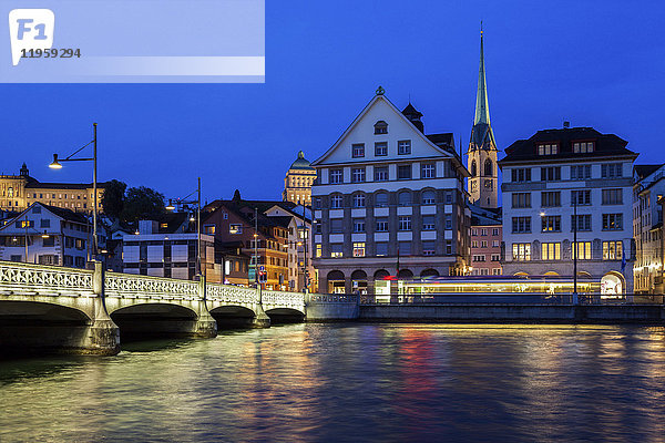 Schweiz  Zürich  Fluss Limmat bei Nacht