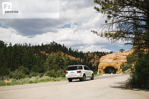 USA  Utah  Auto auf Landstraße im Bryce Canyon National Park