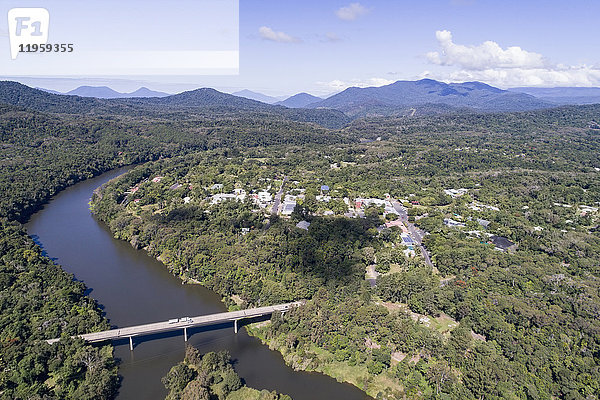 Australien  Queensland  Landschaft mit Brücke und Bergkette im Hintergrund