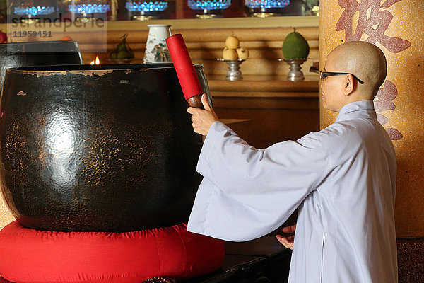 Vietnamesische buddhistische Nonne mit einer riesigen Klangschale  Vung Tau  Vietnam  Indochina  Südostasien  Asien